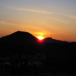 母恋富士と測量山の間に沈む夕日